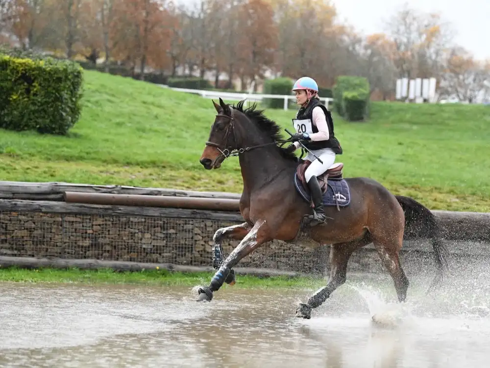 Maître Camille Geiger en compétition de dressage, avocate spécialisée en droit équin