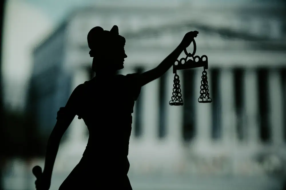 Statue de la Justice tenant une balance, symbole du droit à l'indemnisation