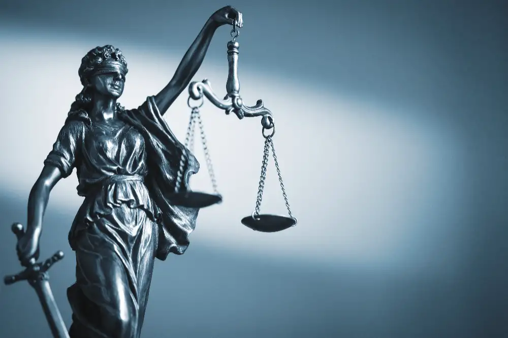 Statue de la Justice tenant une balance, symbole du droit à l'indemnisation